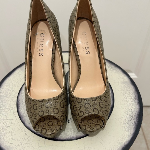 Guess wrapped heel platform pumps beige tan brown classic Guess logo print 5 1/2 - Picture 3 of 9